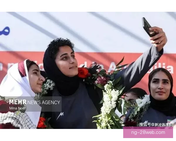 三名伊朗女足成员反悔后启程回国